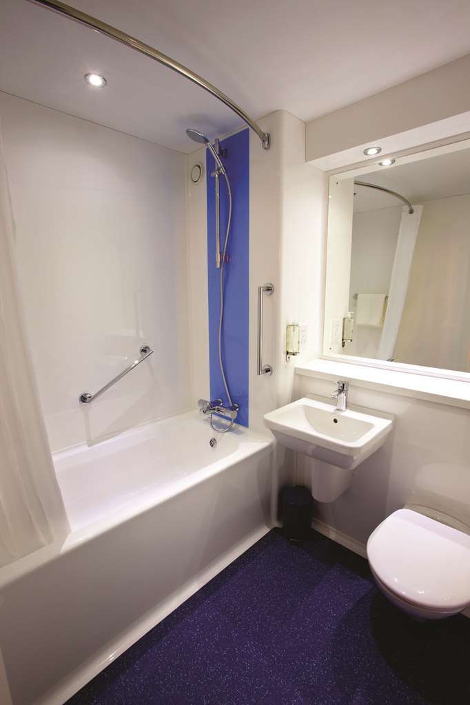 Travelodge Chester Central Номер фото